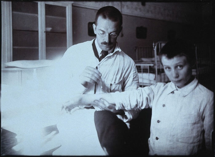 Photo showing Clemens von Pirquet with a patient.