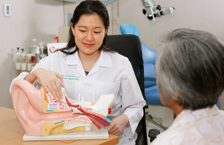 Photo showing Dr Utoomprurkporn with a patient during a counselling and older adult patient education session.