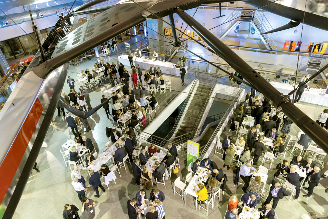 Photo showing how ongress coffee and lunch breaks provided valuable networking opportunities with colleagues from around the world. 